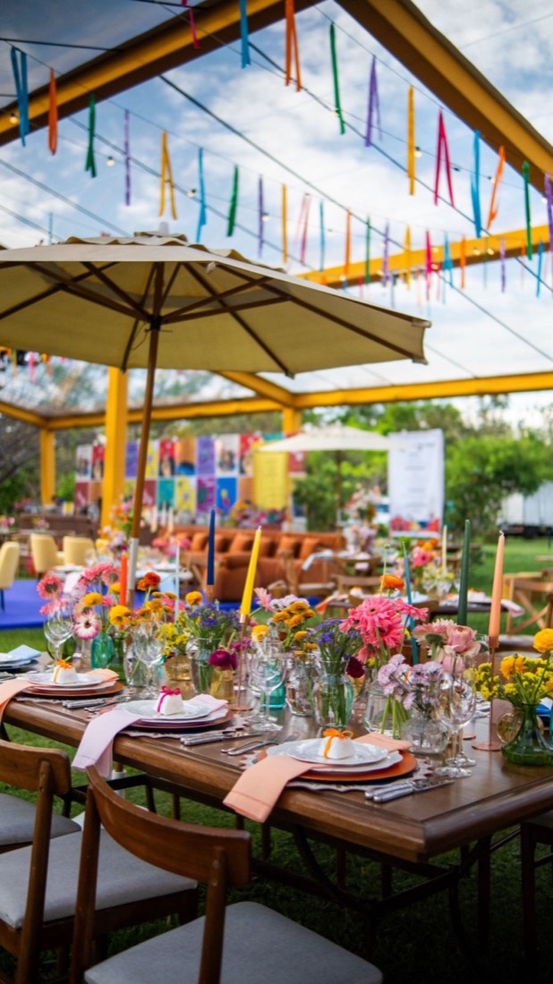 Mesa de fiesta con flores de colores y listones